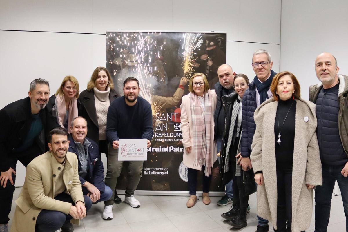 La Corporació Municipal juntament l'Associació de Sant Antoni i els Festers de 2024.