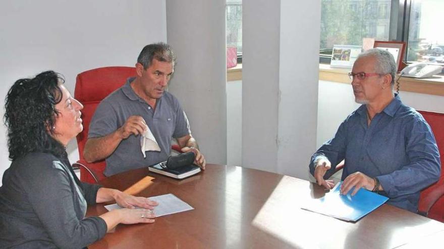 Arriba, el director de Reibón -dcha.- ayer con los ediles Jorge Santomé y Raquel Carro. Izqda., el cartel ubicado en la entrada del centro.