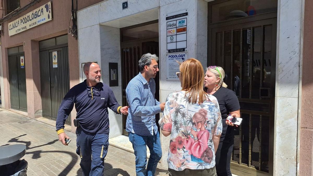 Los vecinos de la mujer atrapada en el ascensor de un edificio de la calle Josep Ramon Batalla comentan lo ocurrido.