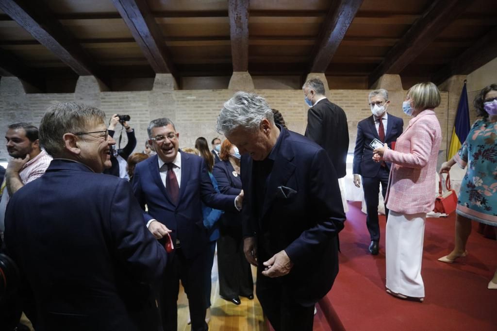 El exvalencianista Hiddink es premiado por las Cortes Valencianas