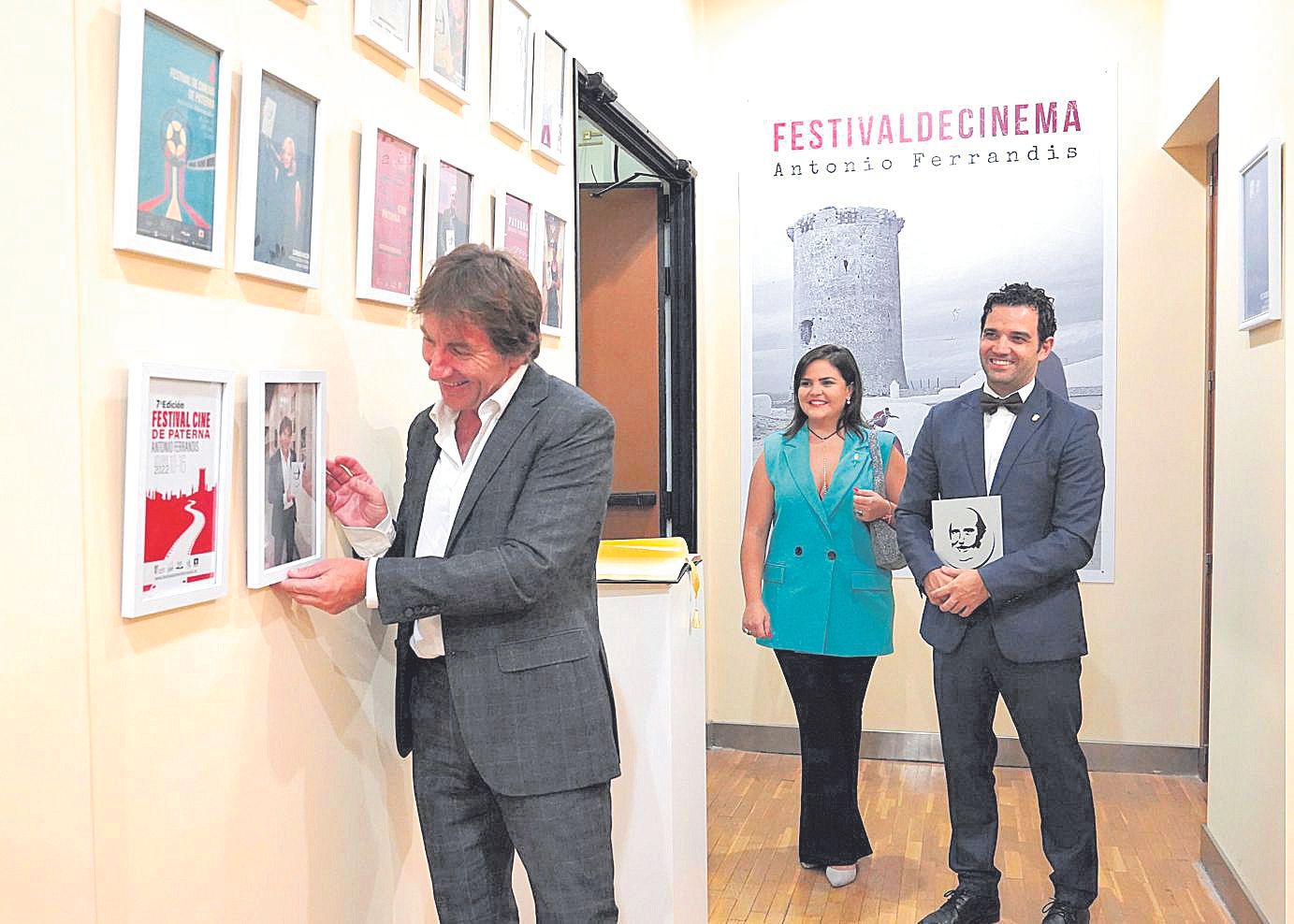 Antonio de la Torre cuelga una foto con su premio con el alcalde Juan Antonio Sagredo y la concejala, Teresa Espinosa.