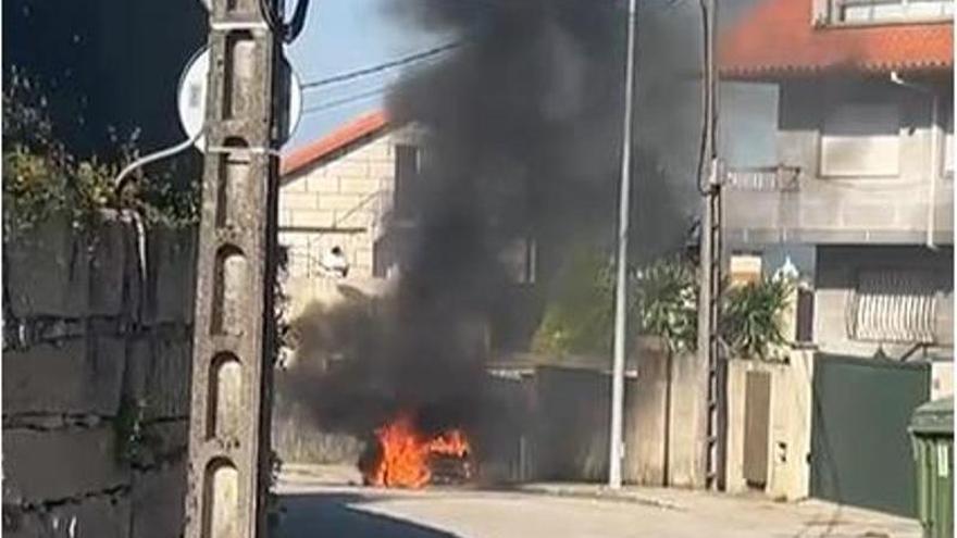 Arde por completo un coche en Valladares