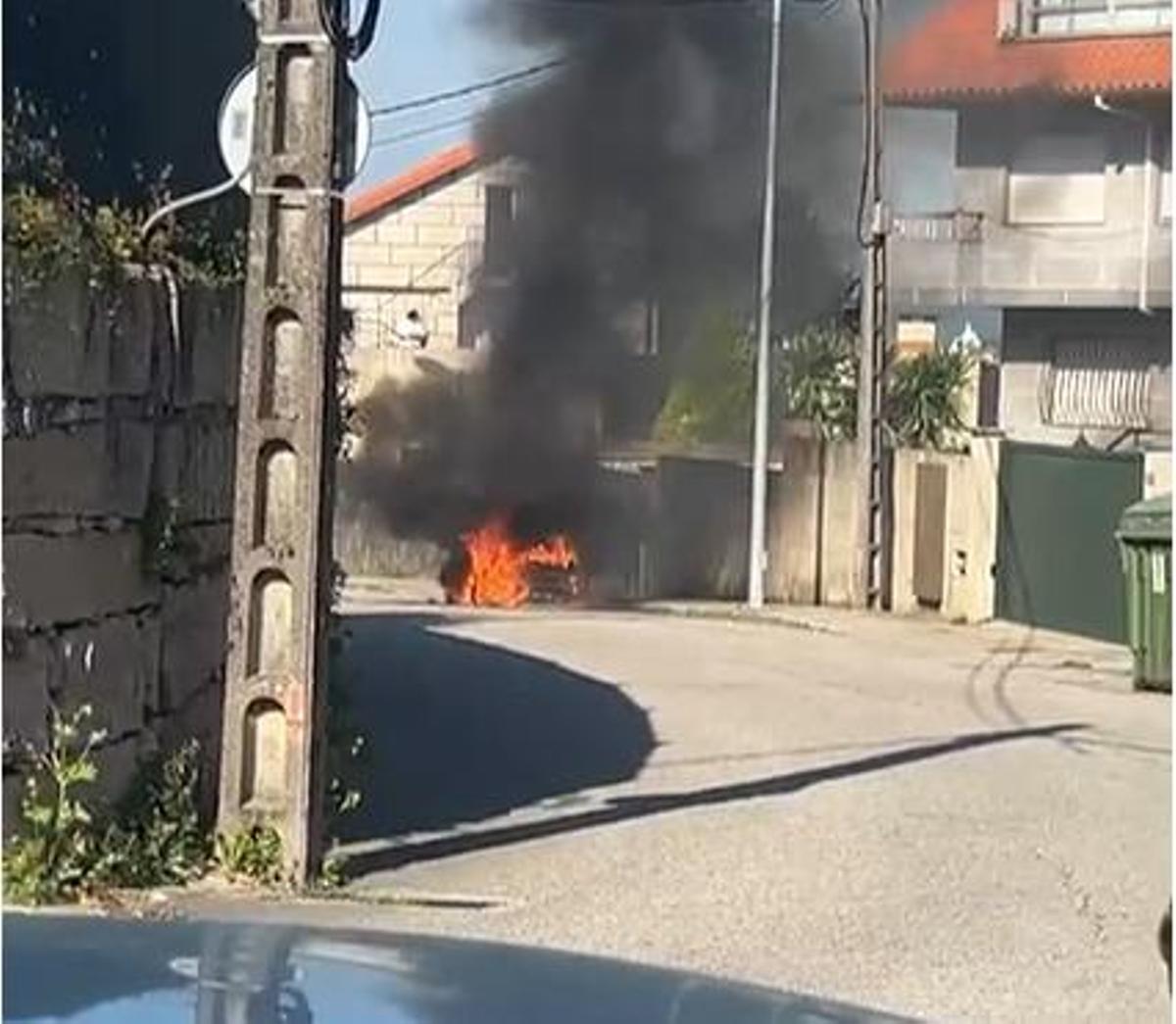 El vehículo incendiado