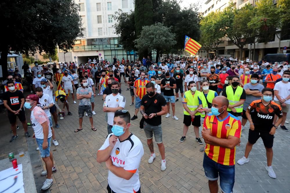 Protesta de los aficionados del Valencia CF contra de Meriton y Peter Lim