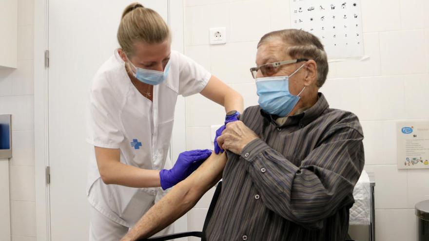 Salut preveu haver vacunat tota la població de més de 80 anys amb la primera dosi la setmana vinent