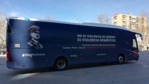 El polémico autobús con la imagen de Hitler. 