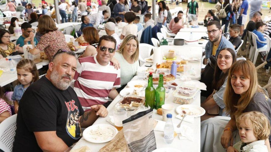 Bollu y comida vecinal en las fiestas de Nuevo Roces | ÁNGEL GONZÁLEZ