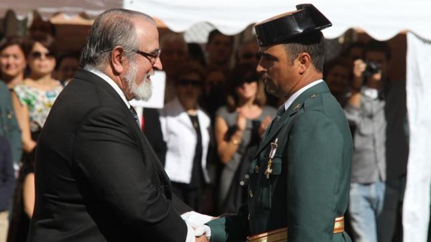 Brualla galardona con la Cruz al Mérito Militar al guardia Mora.