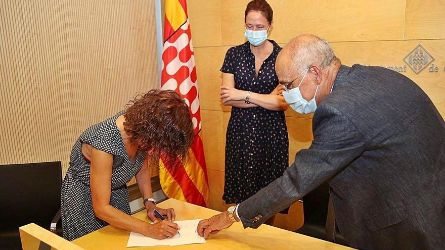 Marta Madrenas signant l&#039;escriptura de compravenda dels immobles, ahir