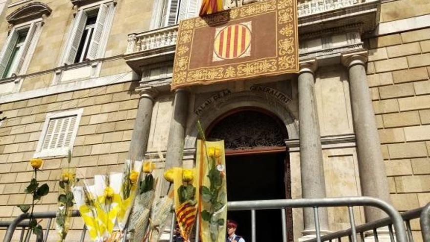 Les roses grogues envolten el Palau de la Generalitat en un Sant Jordi atípic pel 155