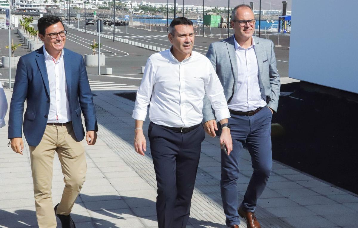 Pablo Rodríguez (i) y Oswaldo Betancort, en el Puerto de Playa Blanca, en el municipio de Yaiza