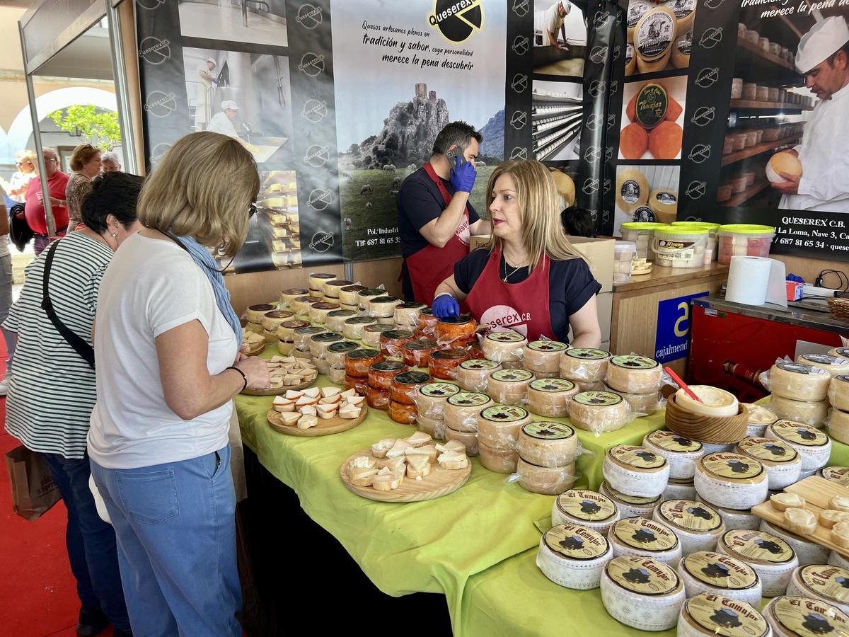 Dos personas eligen su degustación de queso en la feria trujillana.