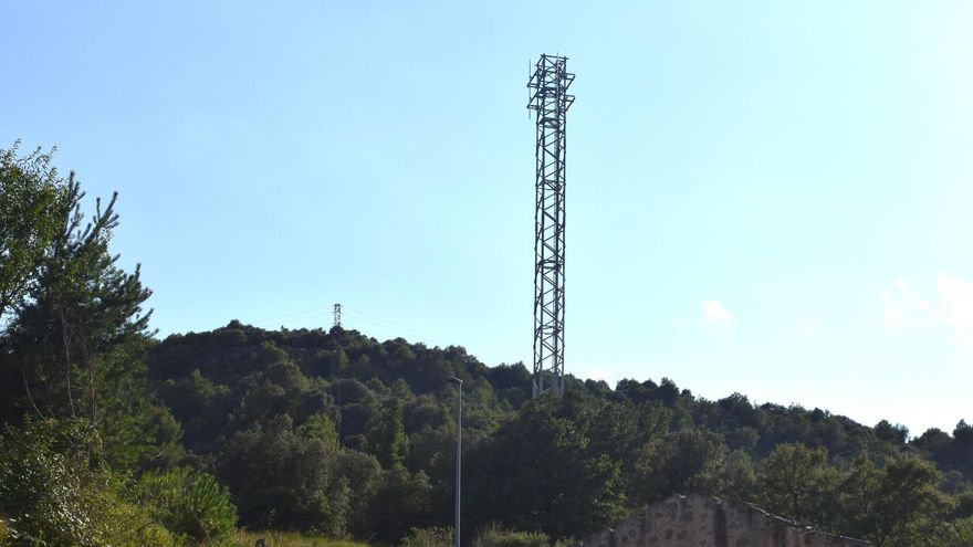 La torre s’ubica al turó de darrere de Cal Sastre de la Costa de Puig-reig