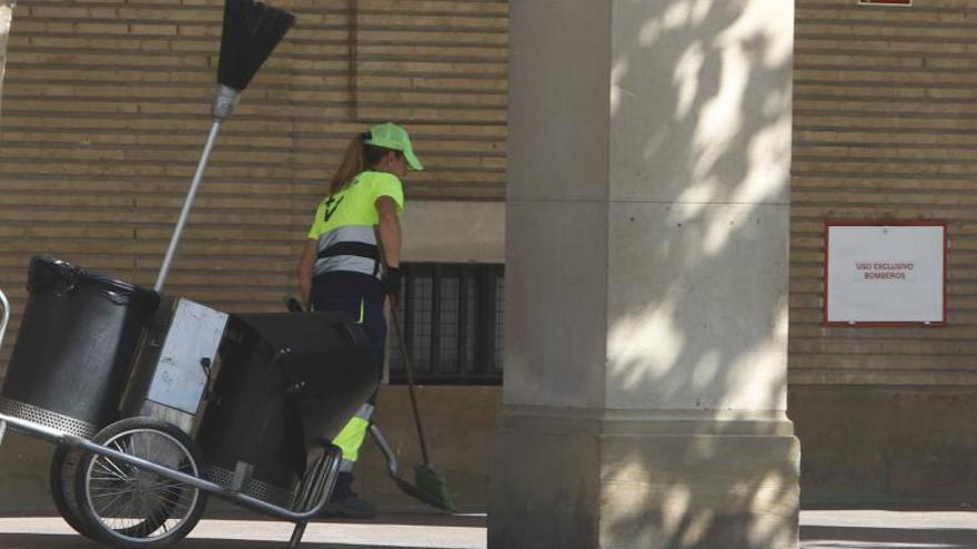 Una operaria de limpieza viaria de Zaragoza, una de los trabajos afectados por la ola de calor. | ANDREEA VORNICU