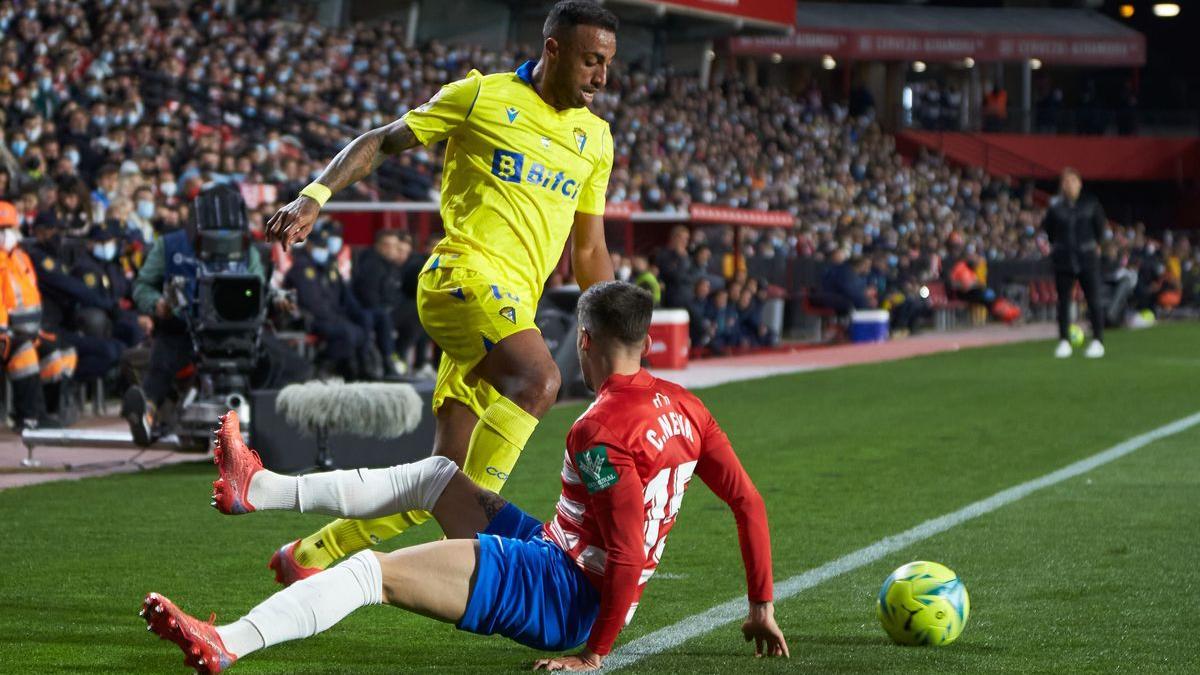 El futbolista ecuatoguineando del Cádiz Carlos Akapo durante el partido del lunes en Granada.