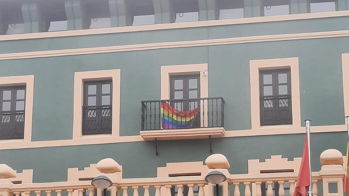 La bandera LGBTI en el balcón del ayuntamiento de Tineo.