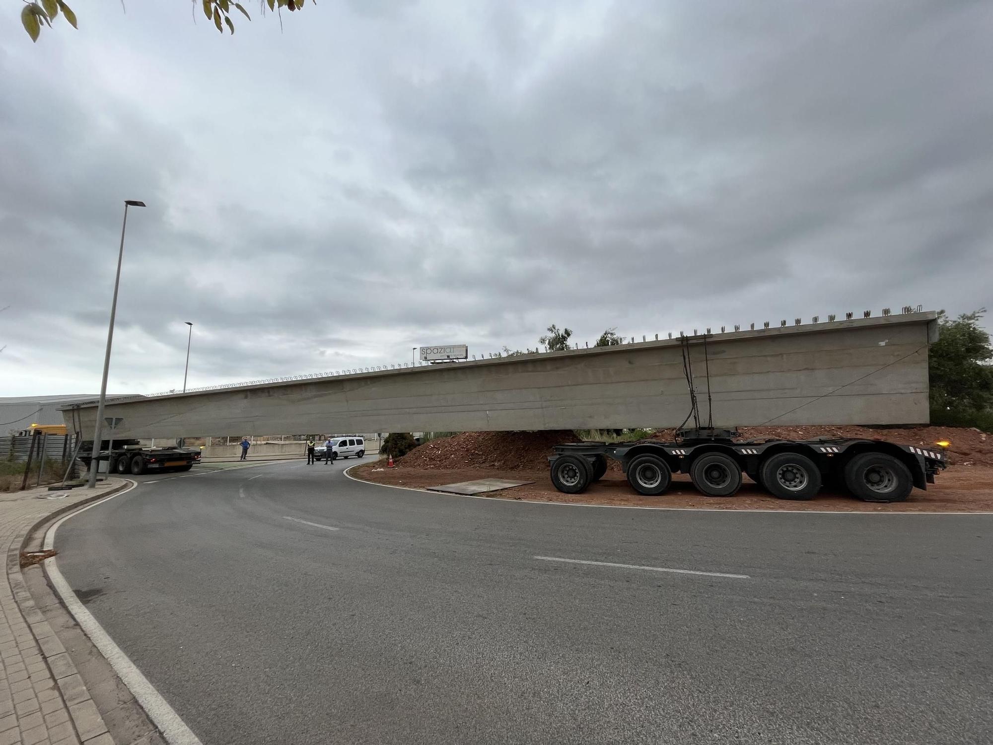 La compleja llegada de la primera megaviga para el puente industrial de la Vall, en imágenes