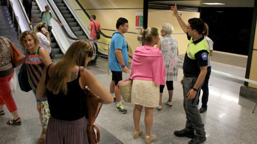 Una avería eléctrica deja sin servicio tres líneas del metro.