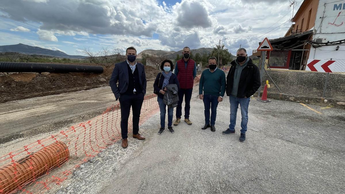 Autoridades en la visita a las obras de mejora del acceso a La Canalosa.