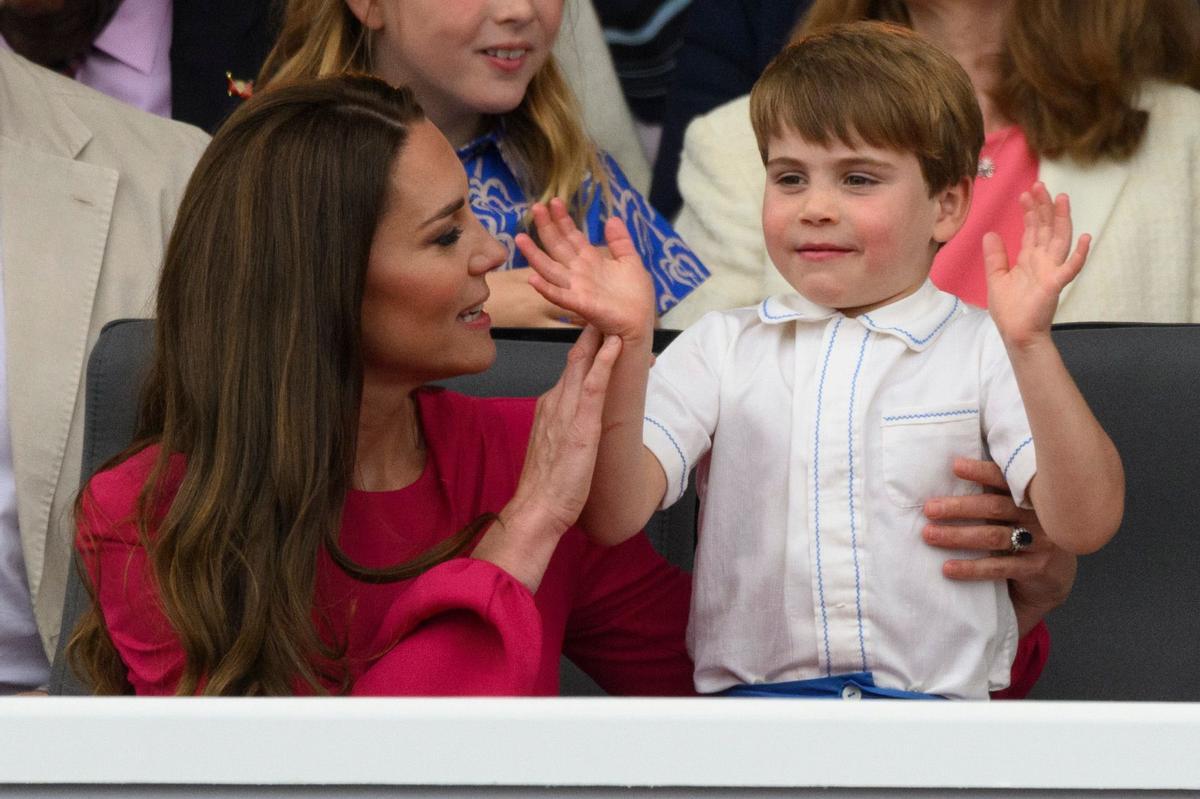 Kate Middleton y el príncipe Louis durante el desfile del Jubileo de Platino en 2022.