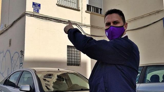 El presidente vecinal José del Castillo, ayer delante de la calle Grupo los Millones, un nombre con una curiosa historia detrás.
