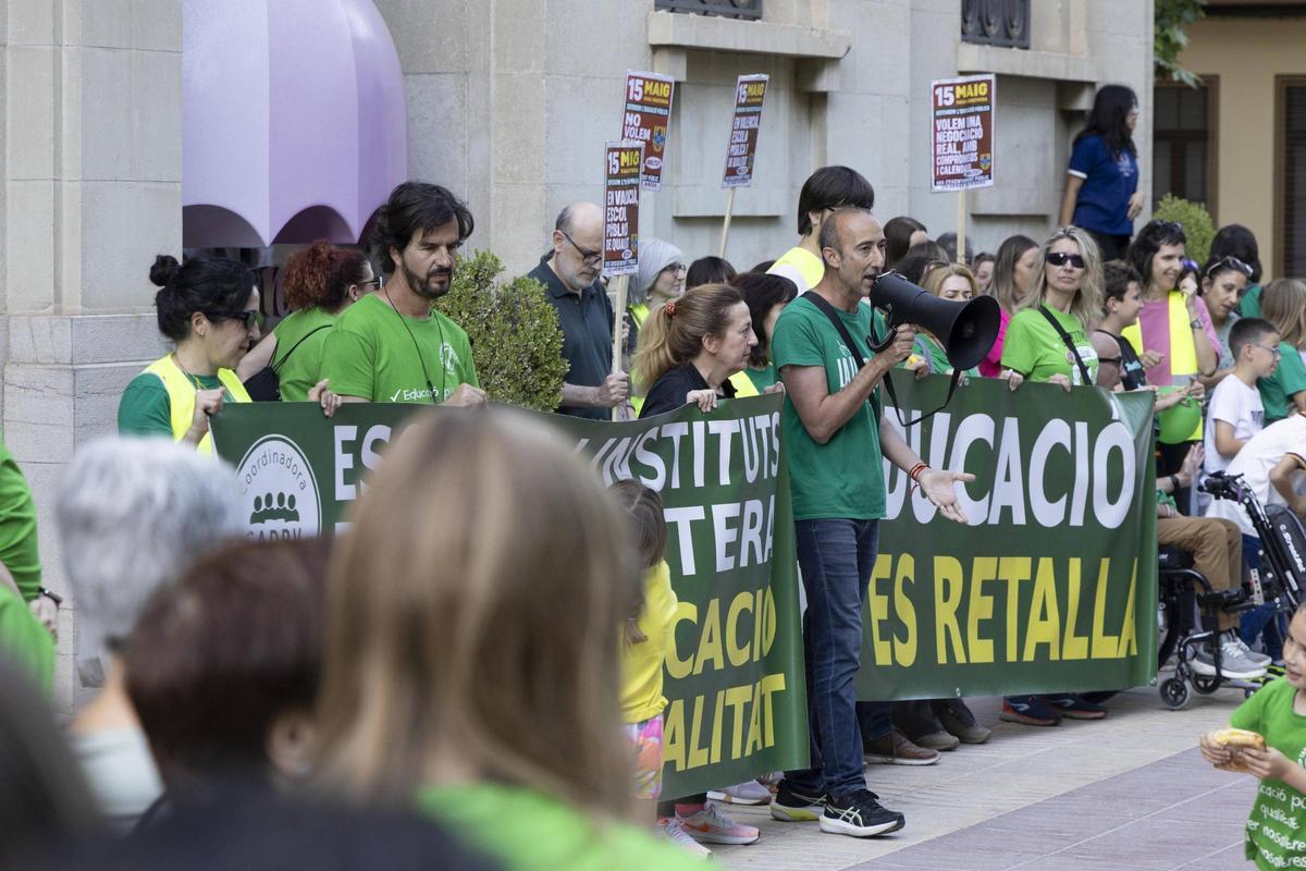 Lectura del manifest en una de les mobilitzacions de docents a  Xàtiva.