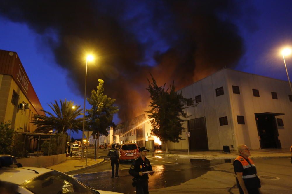 Intenso fuego en una fábrica de neumáticos de Santa Pola