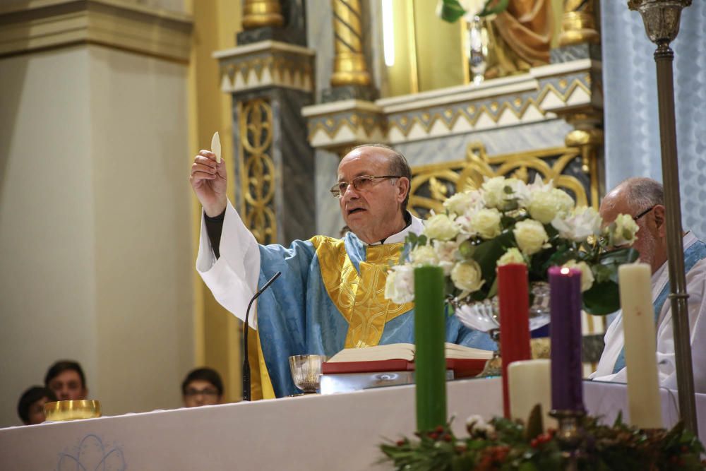 La Inmaculada Concepción protagoniza la tradicional procesión en Torrevieja.