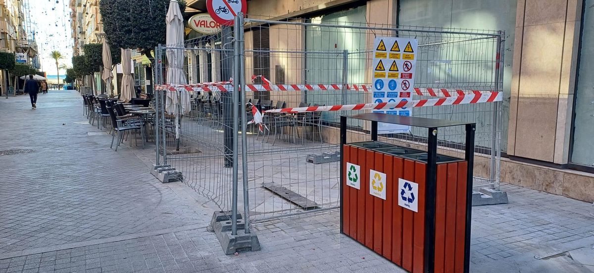 Instalación de mobiliario del centro comercial abierto en la calle Concepción