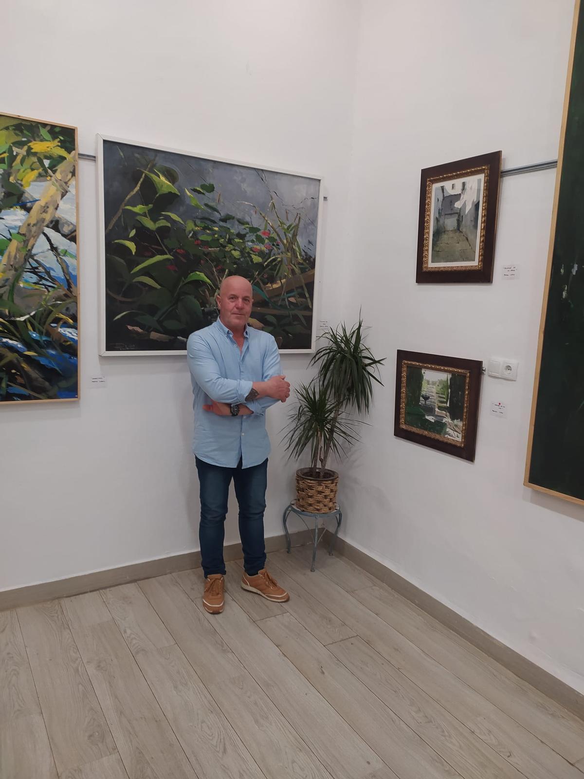 El pintor ubetense Ángel Peñuela, en la galería Casa del Arte de Córdoba, en Ciudad Jardín, donde expone acuarelas y obras de gran formato.