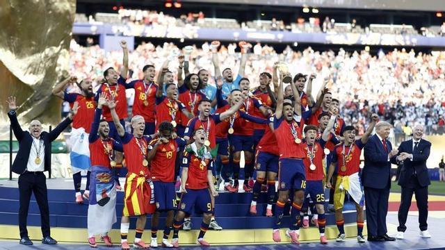 La imatge surrealista, Infantino demana a Trump que s’aparti durant l’entrega del trofeu