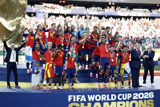 La imagen surrealista de la entrega del trofeo: Infantino pide a Trump que se aparte para no restar protagonismo a España