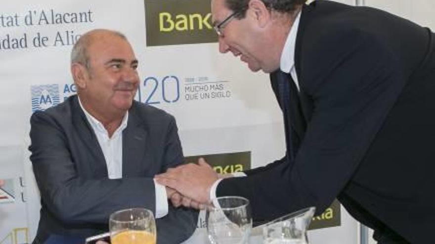 Antonio Rodes saluda al alcalde de Benidorm, Toni Pérez.