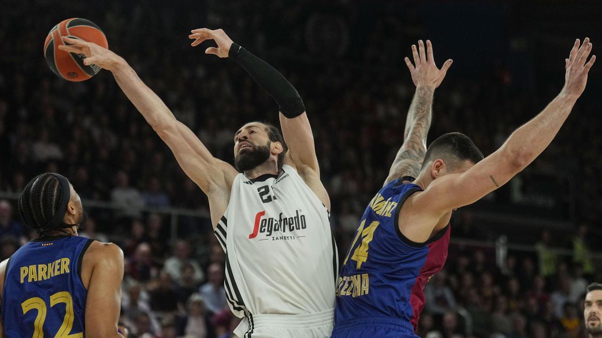 Shengelia, del Virtus Bolonia, pelea con W. Hernangómez durante el encuentro en el Palau Blaugrana.