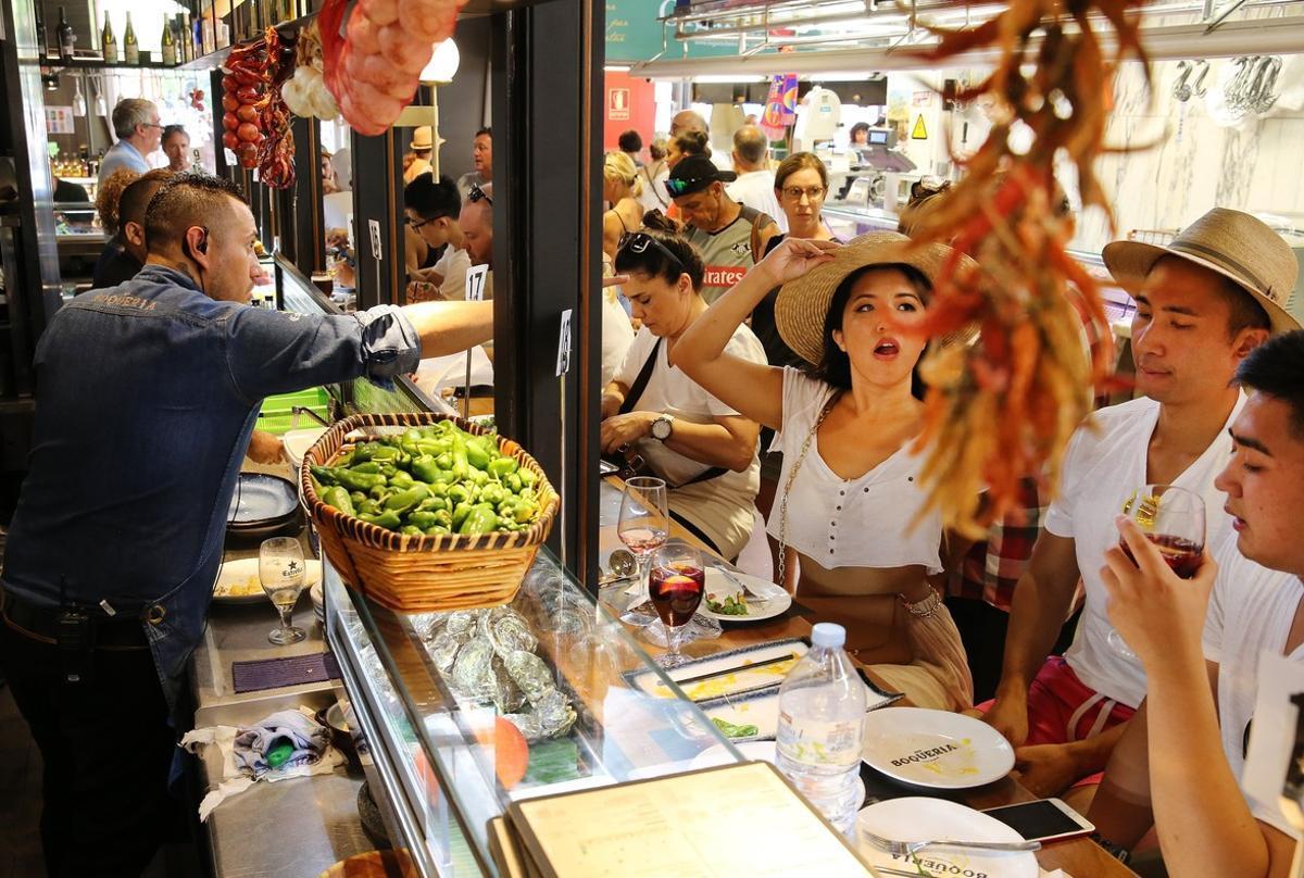 La animada barra de Bar Boqueria.