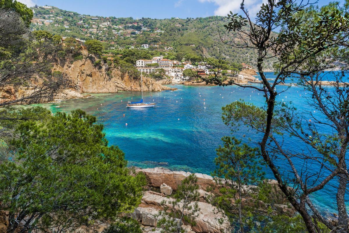Vista de la bahía de Aiguablava, con Fornells, Malaret y la Fonda