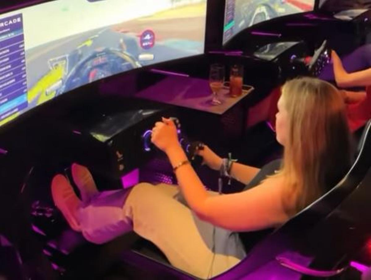 Una usuario disfruta en el F1 Arcade de Madrid.