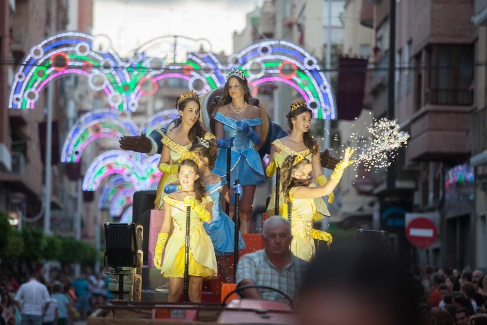 Desfile colorido de las comisiones en Elche