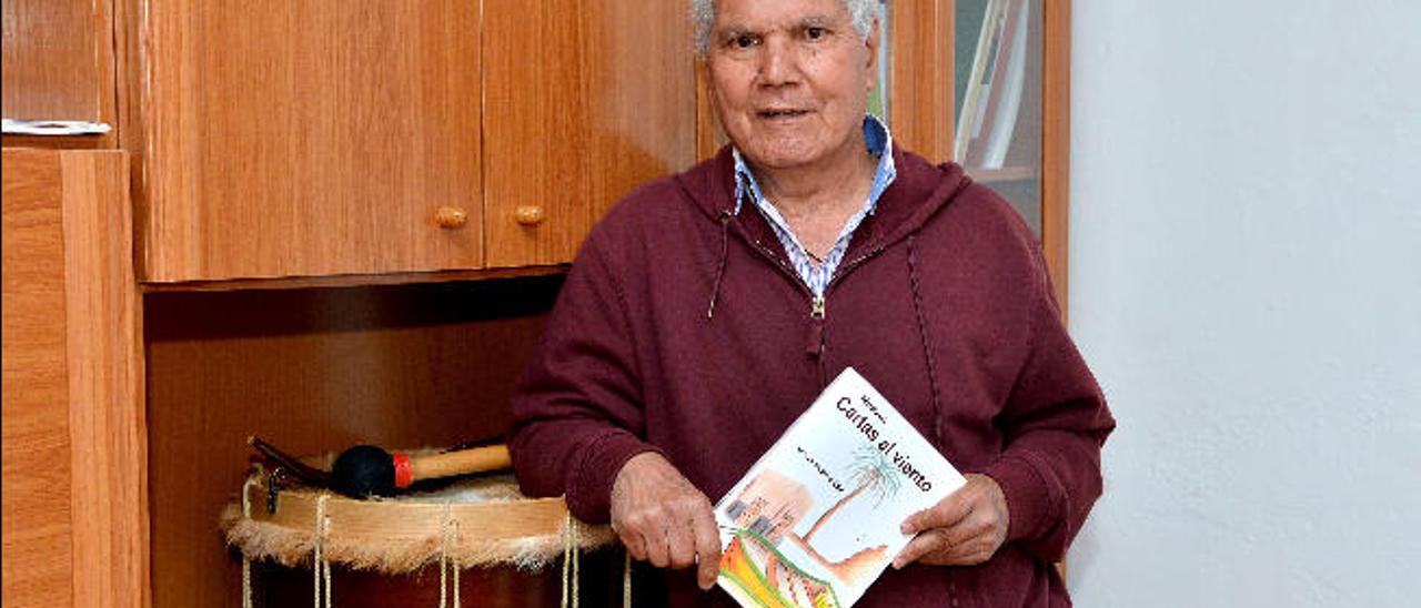 Jesús Vega Mesa con su nuevo libro en la parroquia del Cruce de Arinaga.