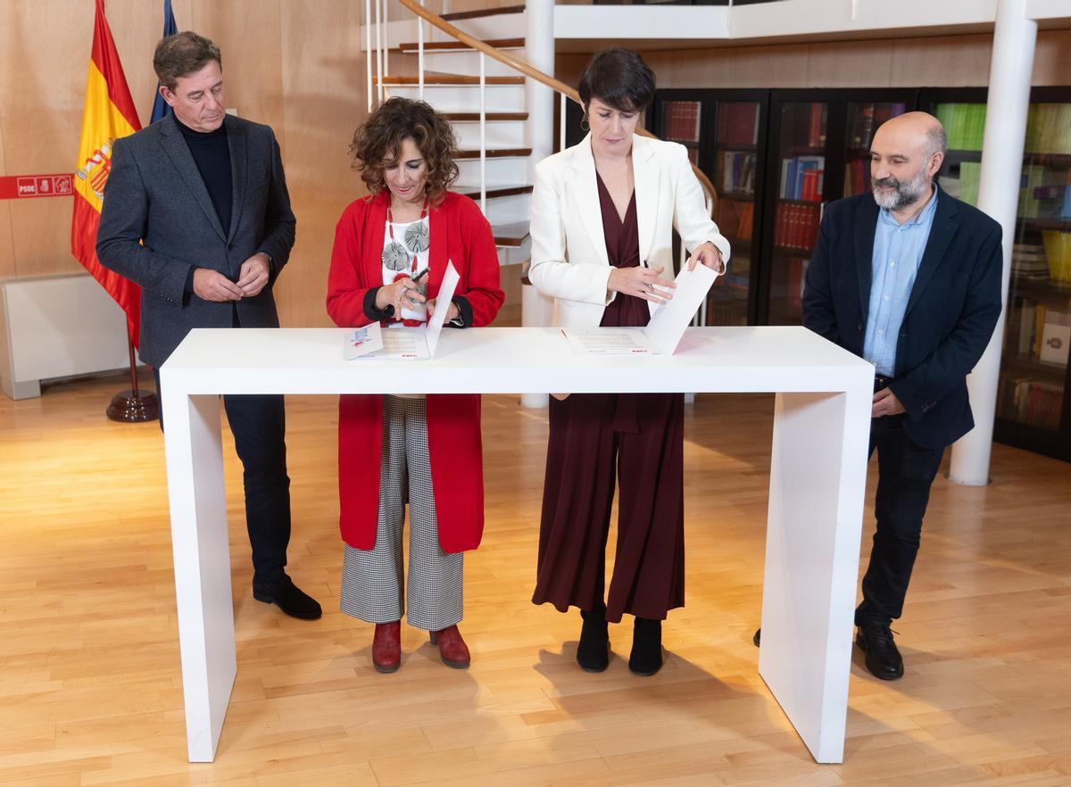 María Jesús Montero y Ana Pontón sellan el pacto entre BNG y PSOE, en noviembre de 2023, flanqueadas por José Ramón Gómez Besteiro y Néstor Rego