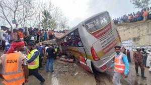 Bomberos y miembros de la policía inspeccionan el lugar tras un accidente de tráfico en Sibchar Upazila, en el distrito de Madaripur en Bangladés.