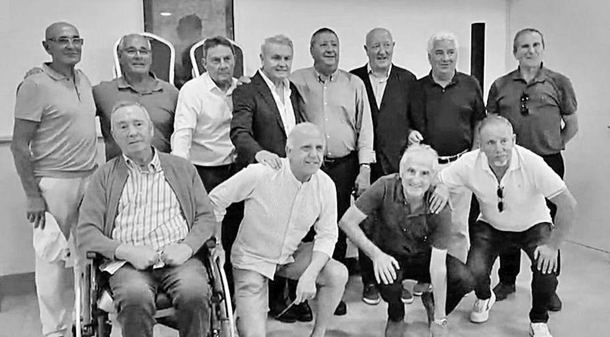 Los jugadores del Ensidesa 1974-1975, que se reencontraron 50 años después de su recordado ascenso a Segunda División. Por la izquierda, atrás: Juan Valdés, Teca Acosta, Tino Quirós, Antonio Raya, Vicente San Cayetano, José Antonio Novo, Iñaki Atucha y Gonzalo González. Delante, Goyo Esteban, Veli Espinedo, Luis Gabriel García y Javi Fernández. | LNE