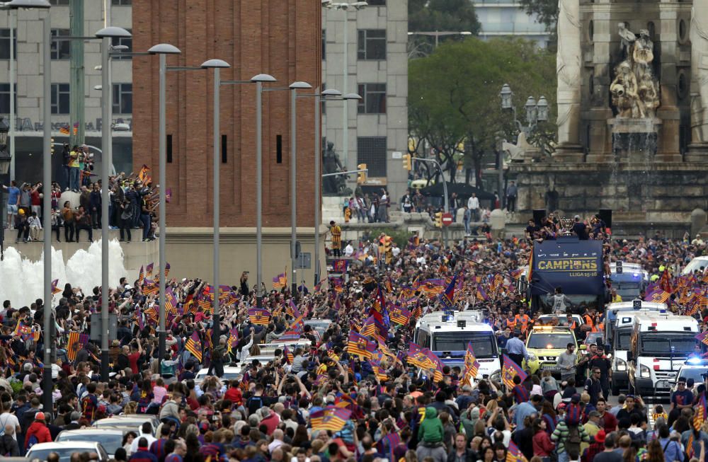 El Barça celebra la Lliga amb una rua pels carrers de Barcelona