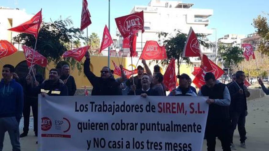 Los empleados de Sirem, ayer en la concentración en Orihuela.