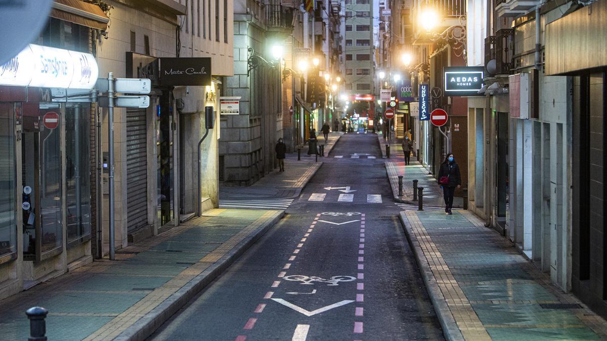 Calles comerciales vacías desde que adelantó el horario de cierre y se clausuró la hostelería en Alicante