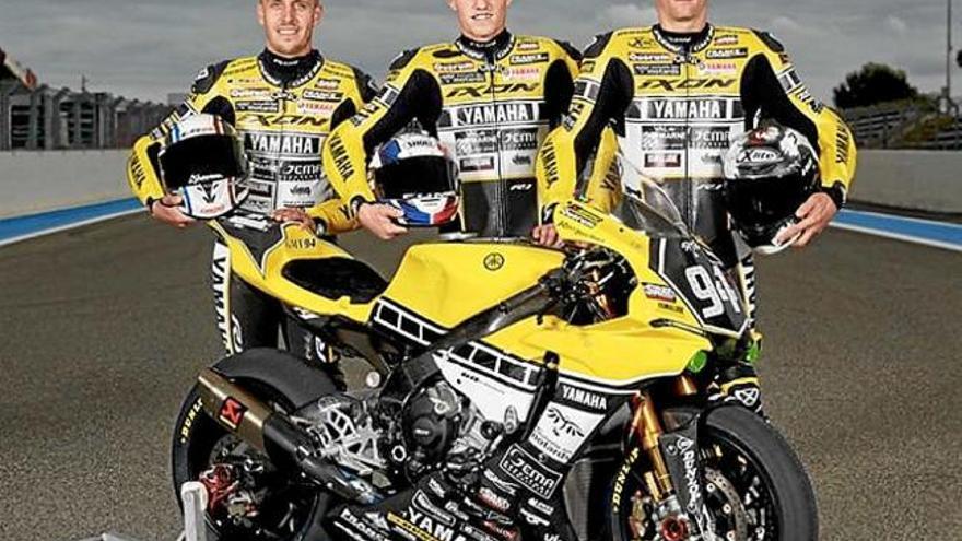 David Checa, al mig, amb els companys d&#039;equip del Yamaha GMT-94