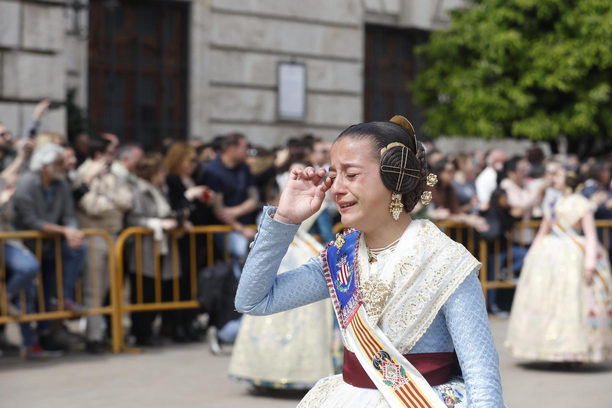 Las Falleras Mayores y la corte despiden la última mascletà entre lágrimas