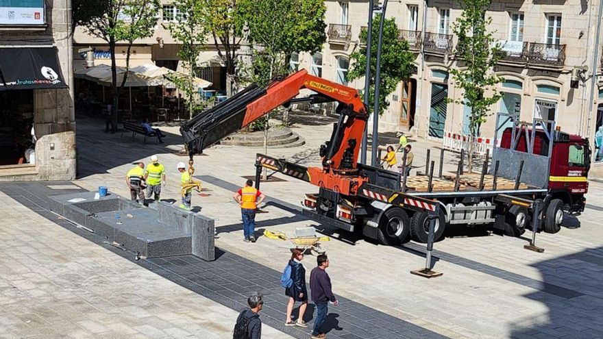 Operarios instalan el primer banco “móvil” en Porta do Sol. | // J. LORES