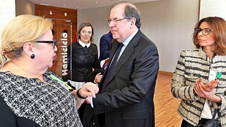 El presidente Herrera saluda a representantes de centros de Educación Especial en las Cortes.