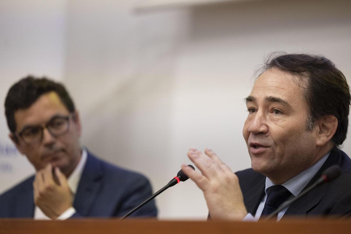 En primera plana, el presidente del ICO, Manuel Illueca